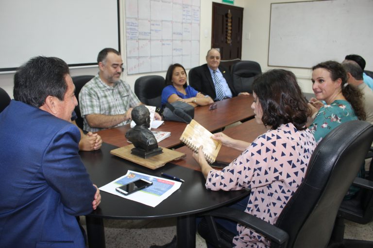 Afianzamos relaciones institucionales con la Universidad Laica Eloy Alfaro de Manabí, Ecuador, para la investigación y fortalecimiento del bambú
